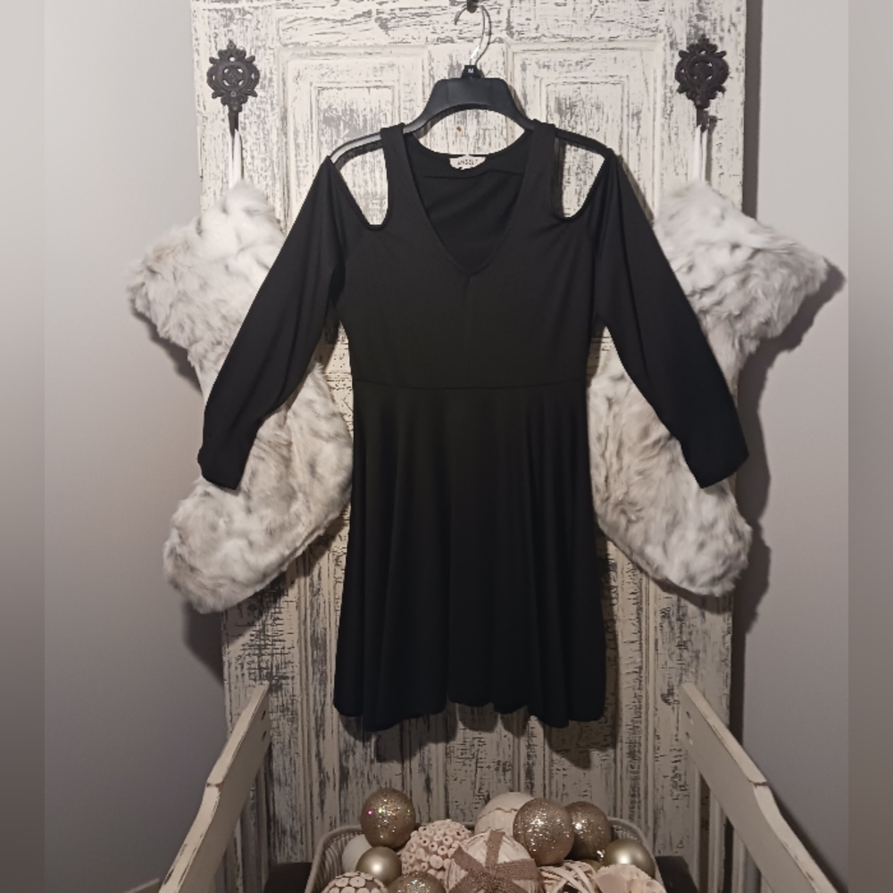 Anself Long Sleeve Cold Shoulder Fit to Flare V-Neck Black Dress